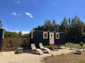ShepherdsHut-Cotswolds-PetFriendly-WoodBurner